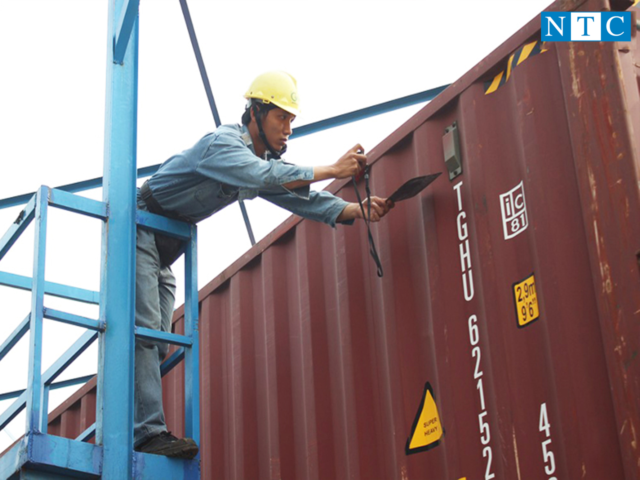 Tiến hành sửa chữa container sau khi đã kiểm tra và tư vấn báo giá 